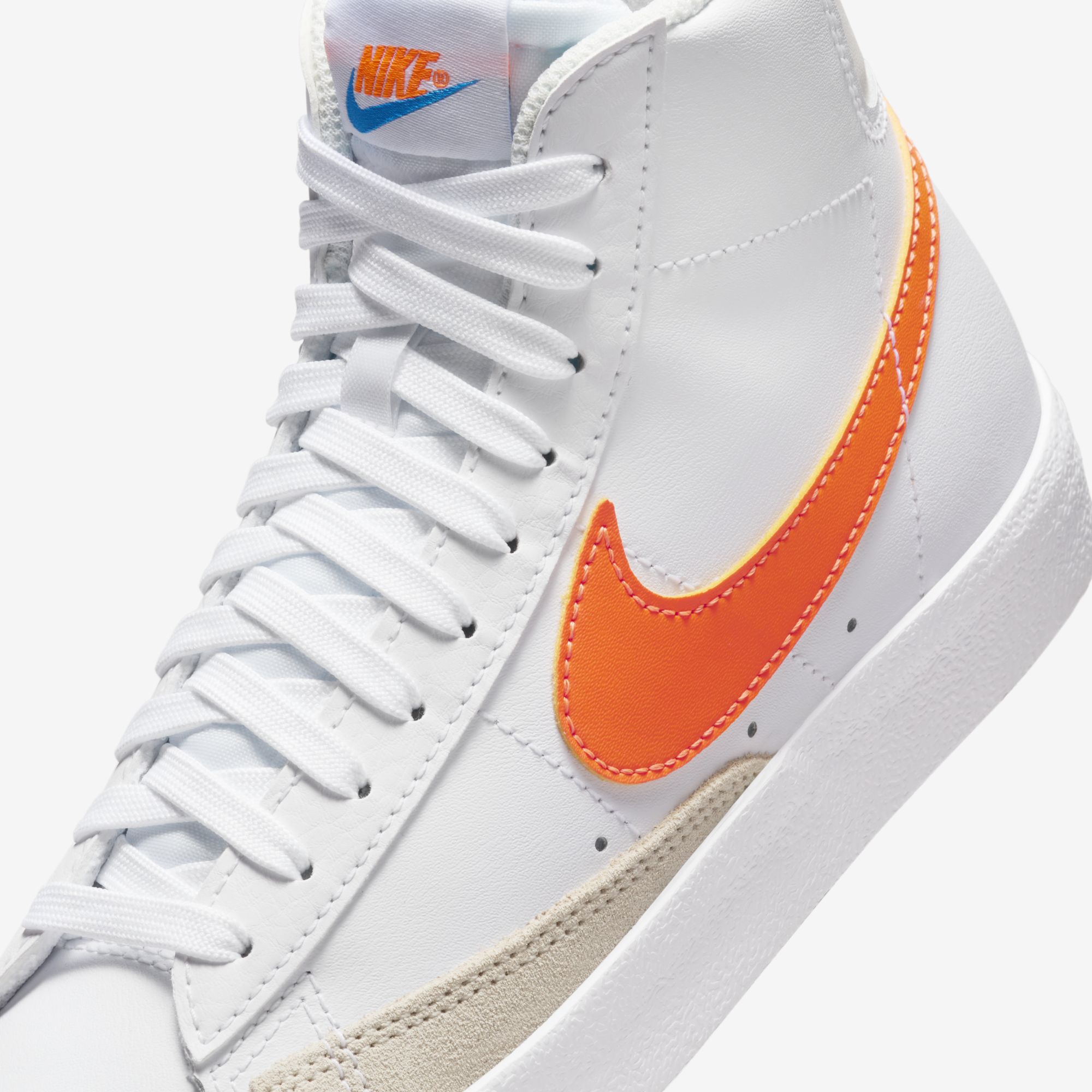 Nike Blazer Mid '77, Blanco/Naranja Total-Foto Azul-Fantasma, hi-res