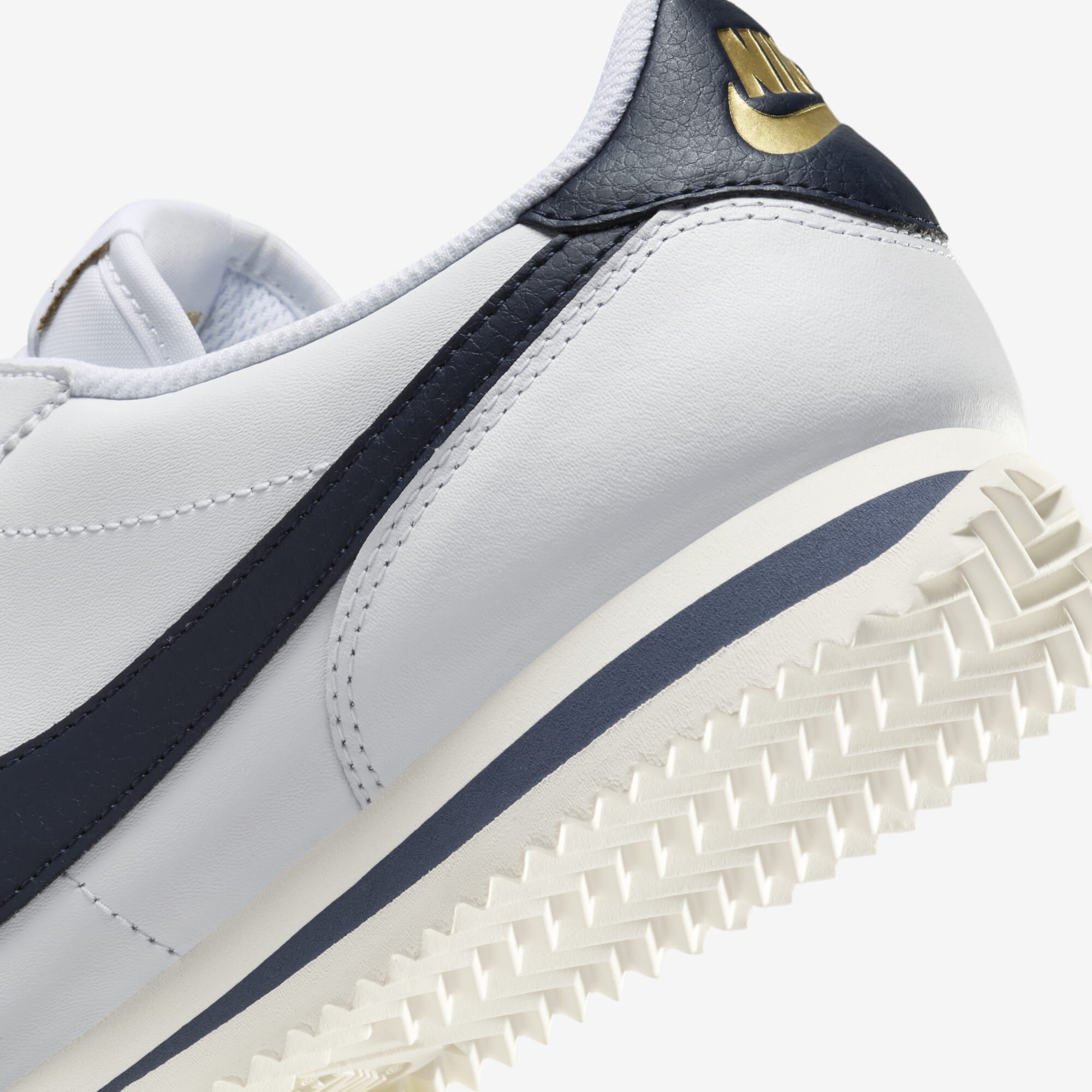 Nike Cortez Leather, Blanco/Vela/Oro Metalizado/Obsidiana, hi-res