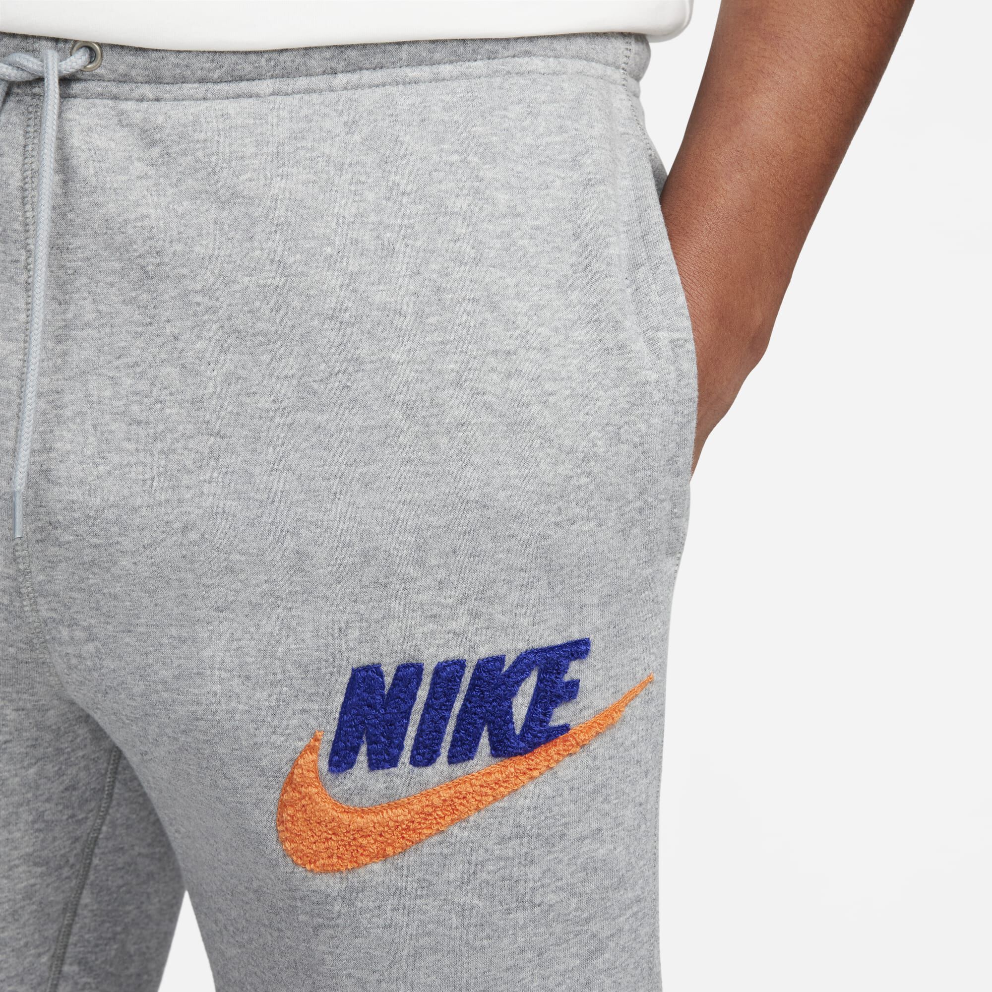 Nike Club Fleece, Gris Oscuro Jaspeado/Gris Humo Claro/Naranja Seguridad, hi-res