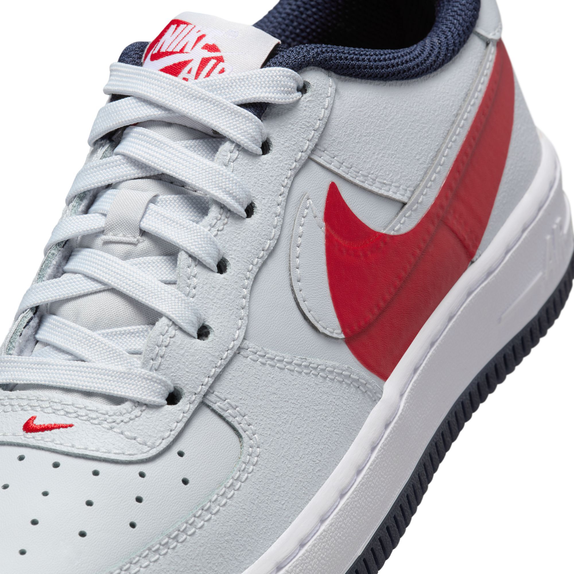 Nike Air Force 1 LV8 4, Platino Puro/Rojo Universitario/Obsidiana/Platino Puro, hi-res