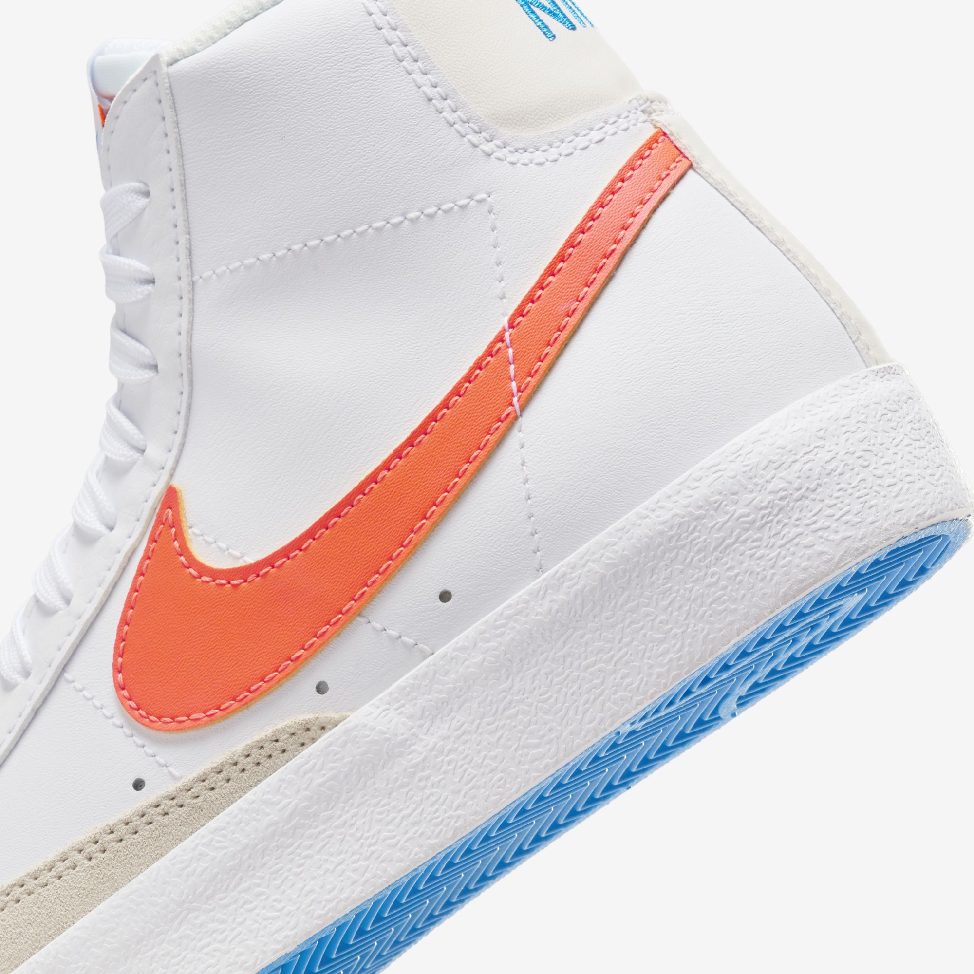 Nike Blazer Mid '77, Blanco/Naranja Total-Foto Azul-Fantasma, hi-res